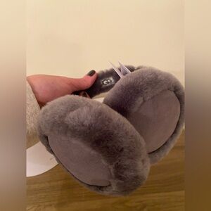 NWT GRAY UGG BLUETOOTH EARMUFFS

#ugg #earmuffs #bluetooth